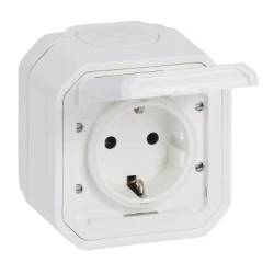 PLEXO pistikupesa valge pind IP55